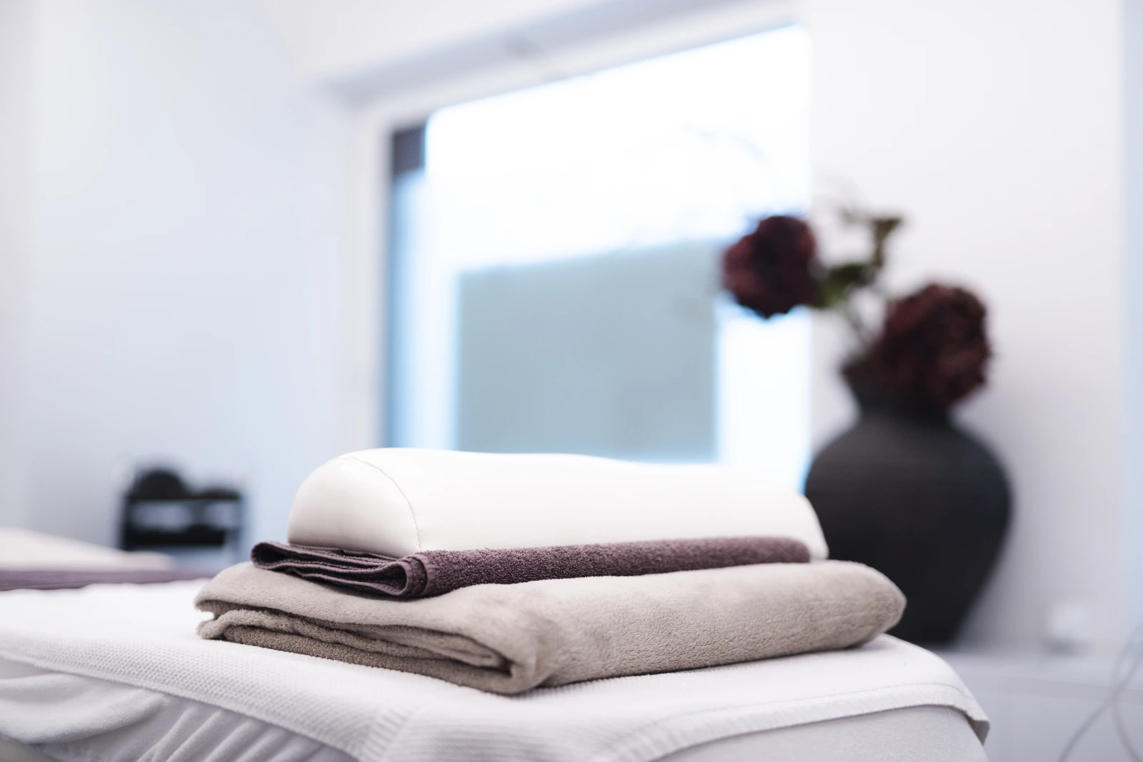 Behandlungsliege mit Handtüchern – House of Harmony Medical Beauty Center
