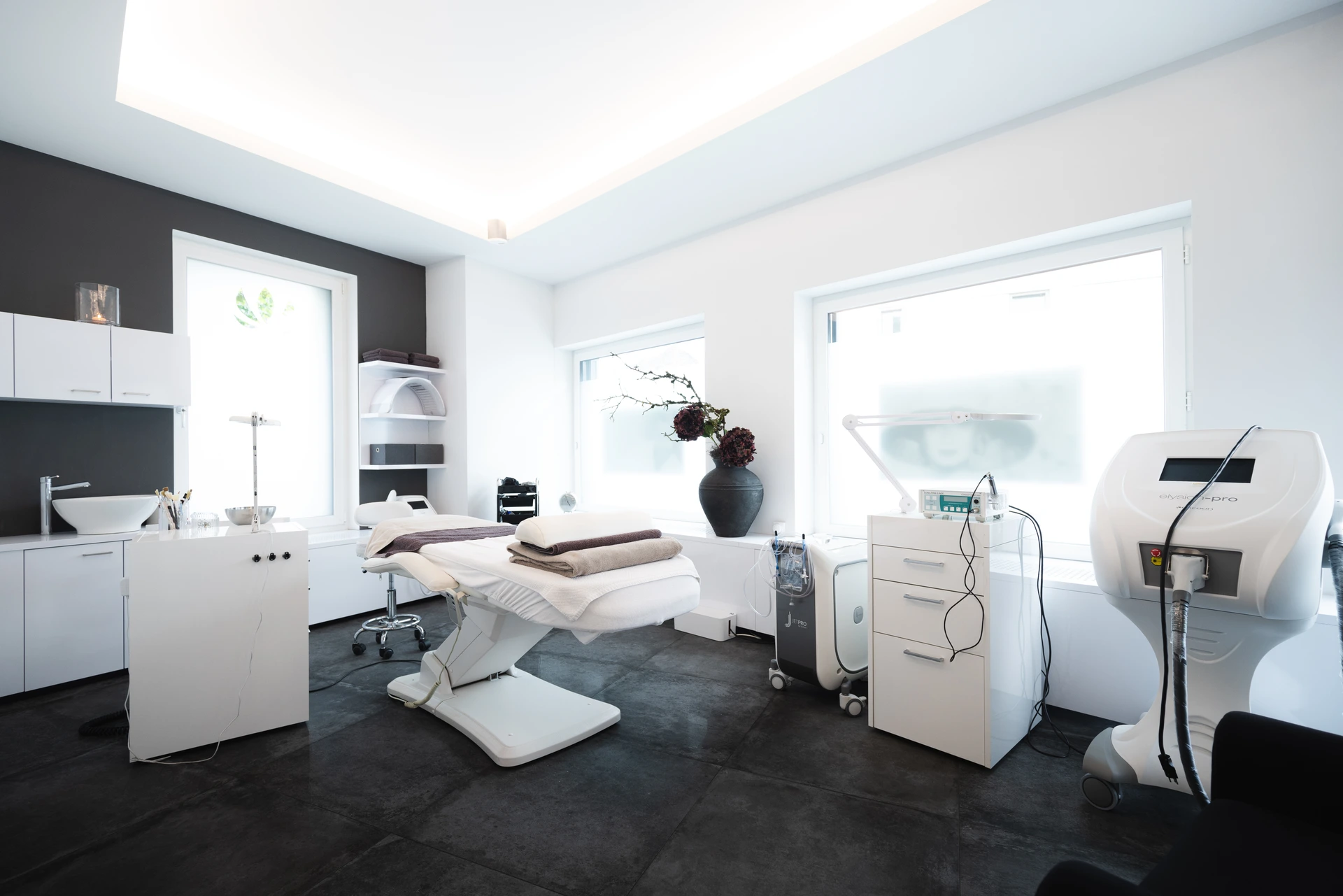 Behandlungsraum mit Geräteausstattung – House of Harmony Medical Beauty Center